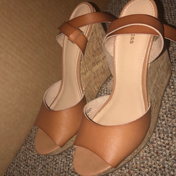 Tan wedges - Picture 1 of 3